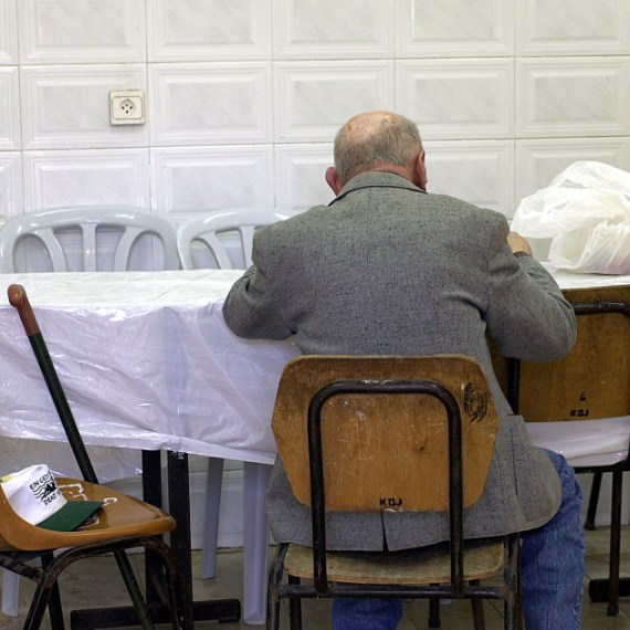 קשיש נזקק אוכל בבית תמחוי