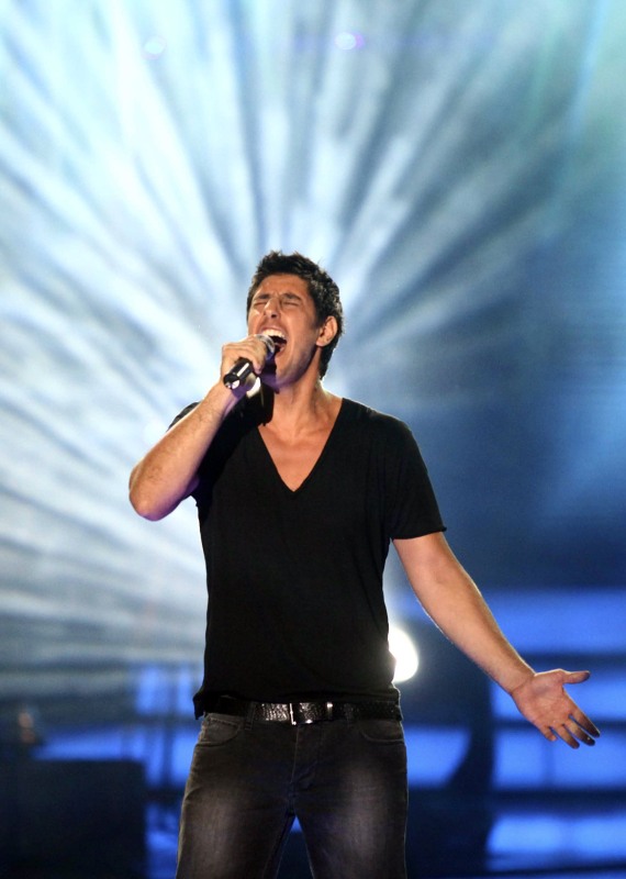 עידן עמדי בהופעה בבריכת הסולטן