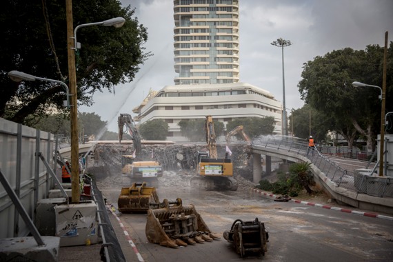 הורסים את כיכר דיזינגוף