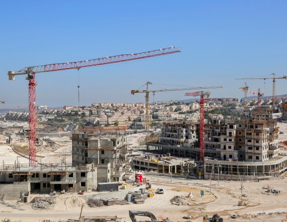 מנוף באתר בנייה