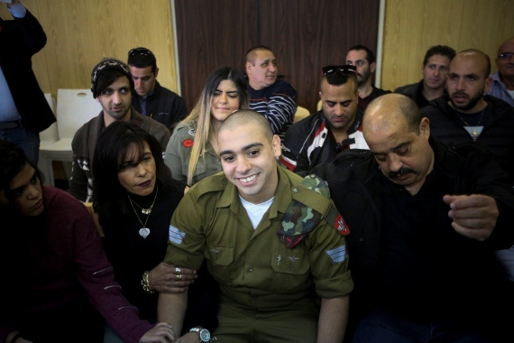 אלאור אזריה עם משפחתו בבית המשפט