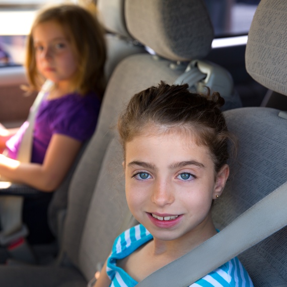 ילדים במכונית