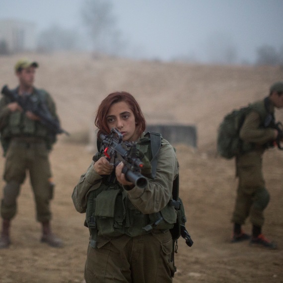 חיילת קרבית