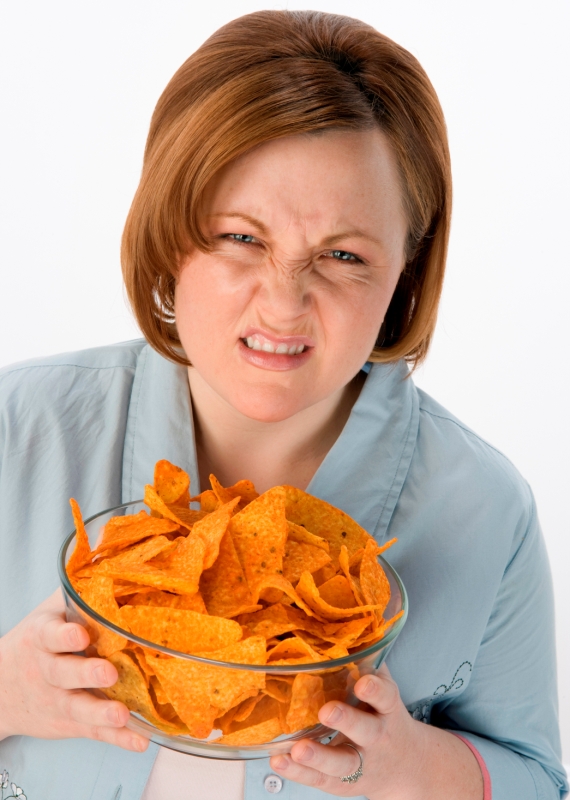 אוכלת חטיפים