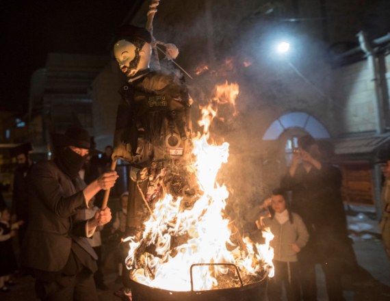 שריפת בובת חייל חרדי בשכונת מאה שערים