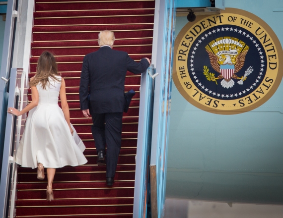 דונלד טראמפ ומלניה עוזבים