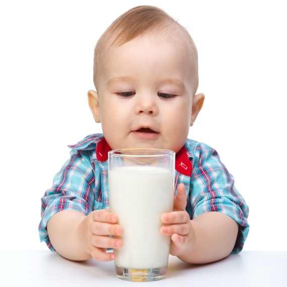 תינוק שותה חלב