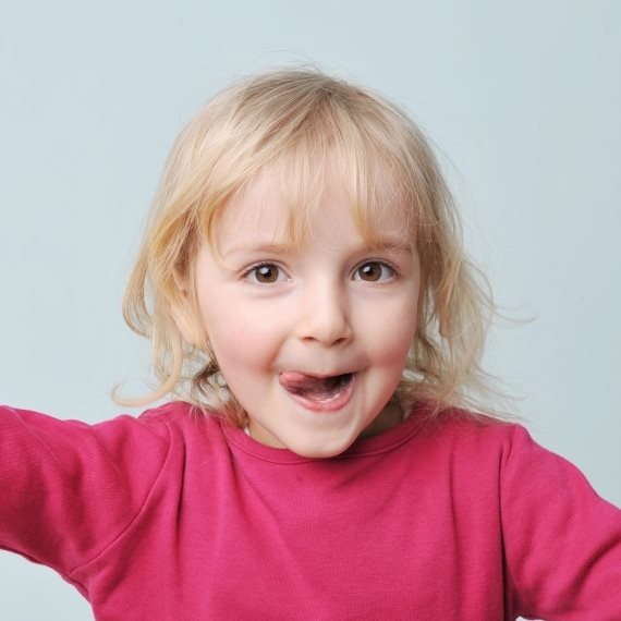 ילד מוציא לשון