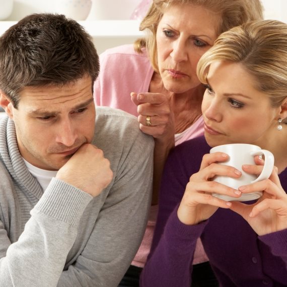 גבר בין שתי נשים