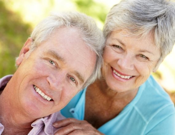 זוג קשישים שמחים