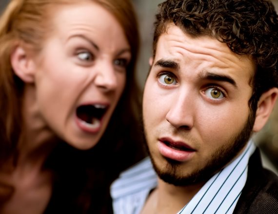 אישה צועקת על גבר
