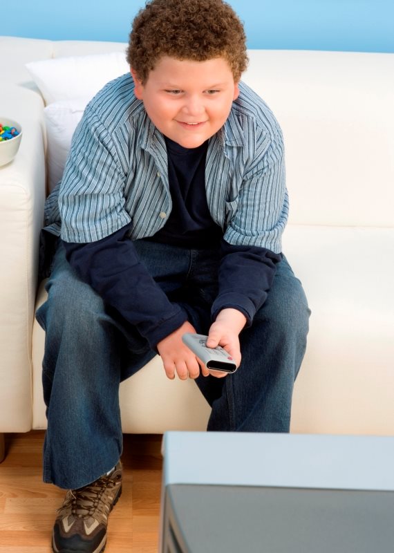 ילד רואה טלוויזיה