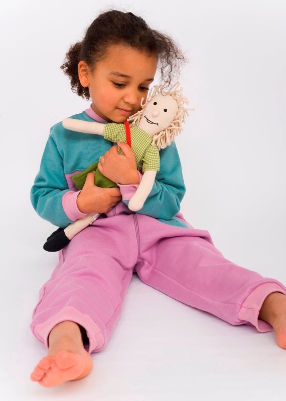 ילדה עם בובה