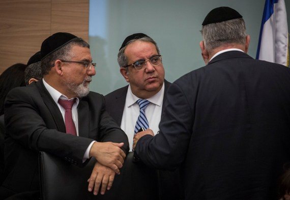 ח"כ יגאל גואטה לצד חברי ש"ס