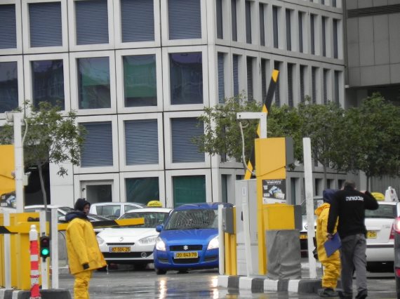 מאבטחים בקניון עזריאלי