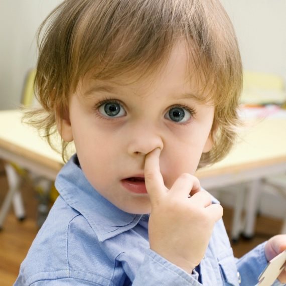 ילד מחטט באף