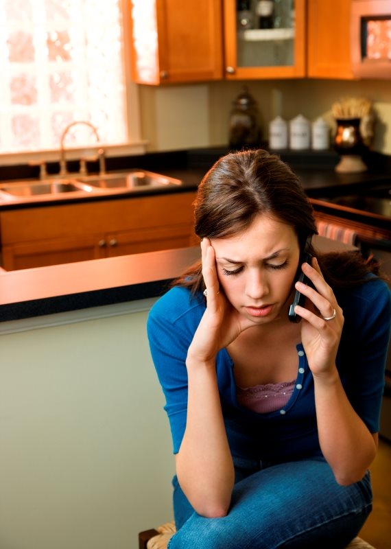 אשה כועסת בטלפון