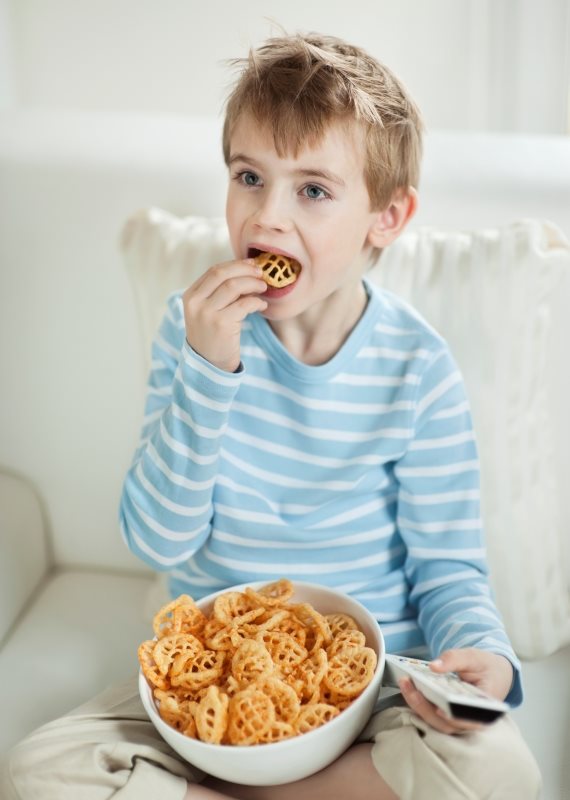 ילד אכילה טלויזיה
