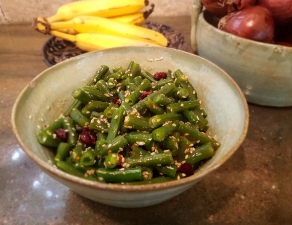 סלט שעועית ירוקה וחמוציות