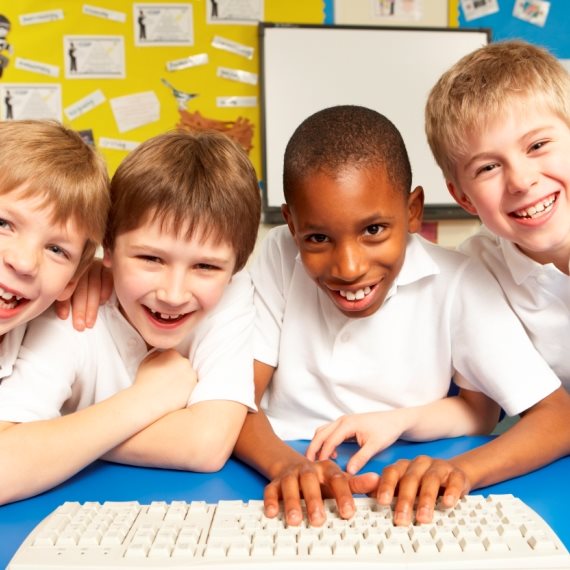 ילדים מול מחשב