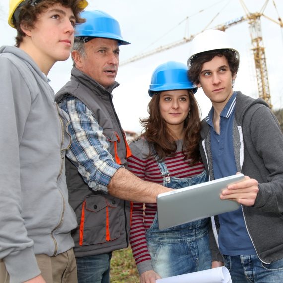 צעירים באתר בנייה