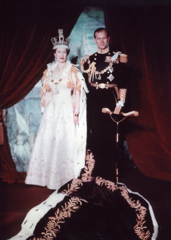 מלכת הממלכה המאוחדת אליזבת השנייה ובן זוגה הנסיך פיליפ