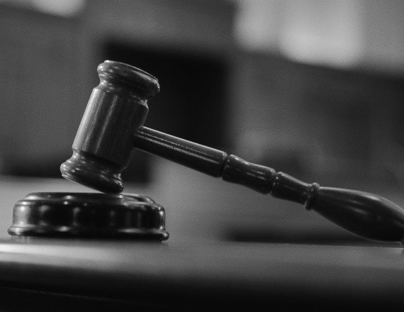 פטיש של שופט בבית משפט