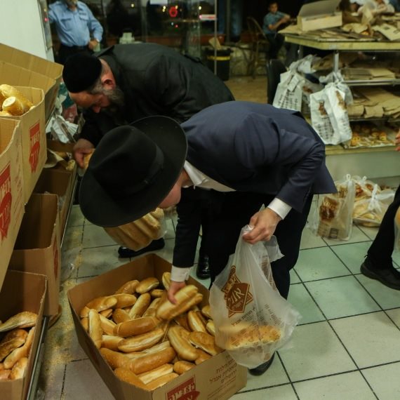 חרדים אוספים לחם