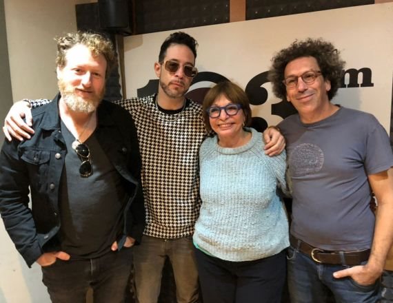 חברי להקת 'ג'ירפות' ורבקה מיכאלי