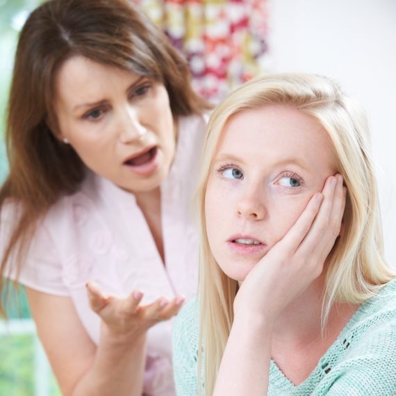 אימא כועסת על בת