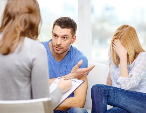 אישה מקנאת בגבר