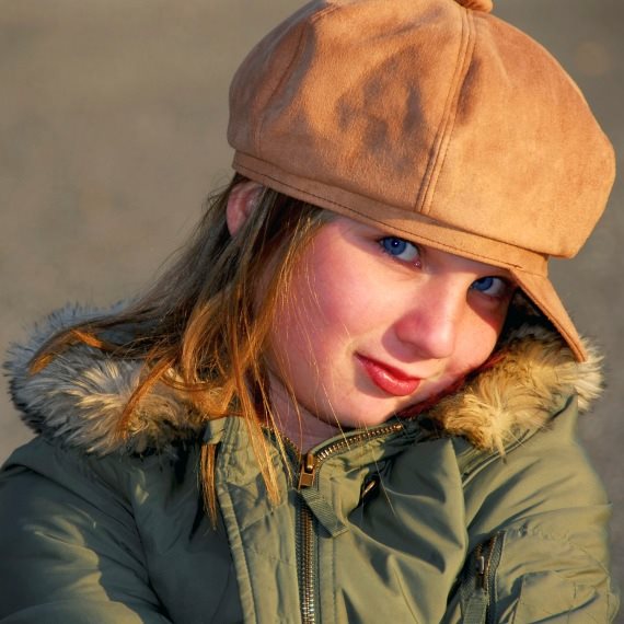 ילדה ביישנית