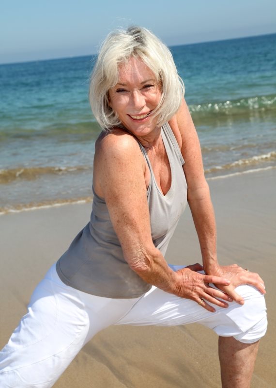 אישה מבוגרת עושה ספורט