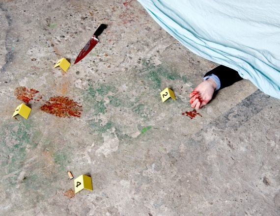 גופה מכוסה בזירת רצח