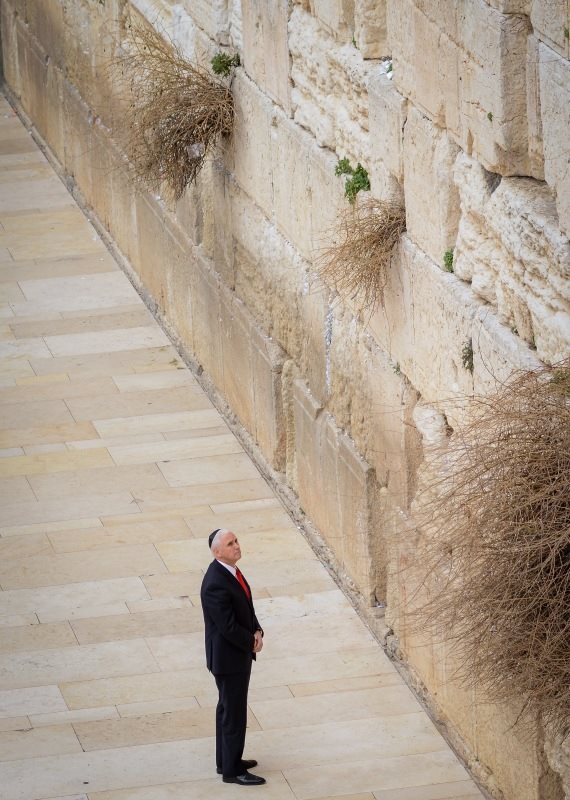 סגן נשיא ארה"ב מייק פנס בכותל המערבי