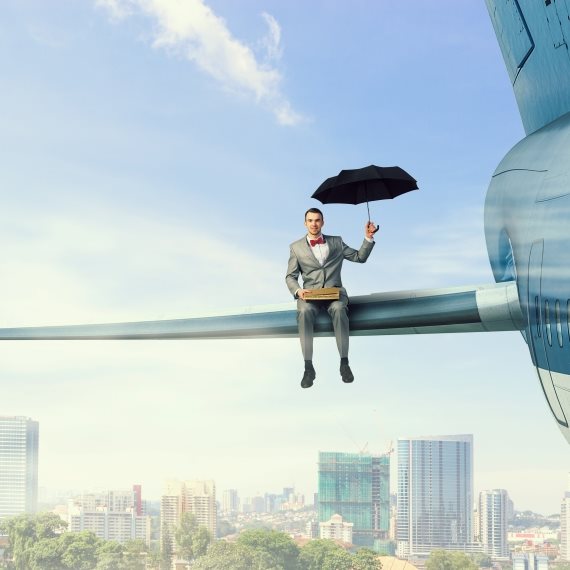 איש יושב על כנף של מטוס