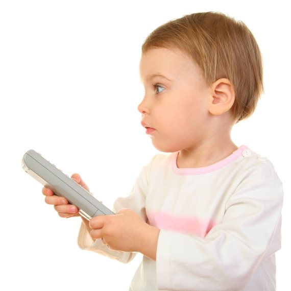 פעוט צופה בטלוויזיה