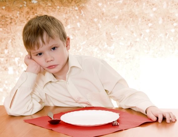 ילד עם צלחת ריקה