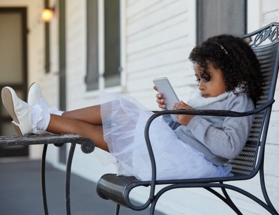 ילדה צופה בסלולר