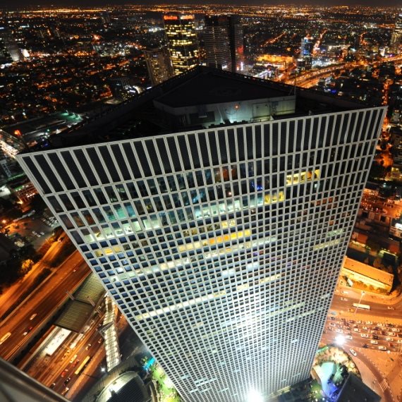 עזריאלי בלילה