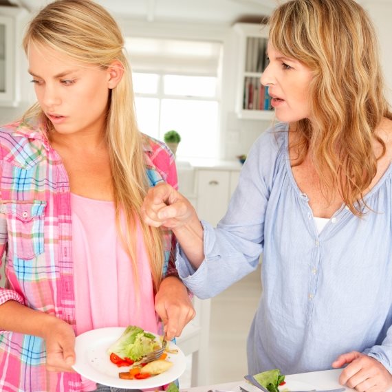 בת כועסת על אימה