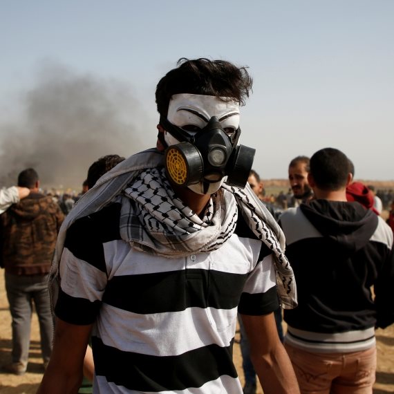 פלסטיני מפגין ברצועת עזה