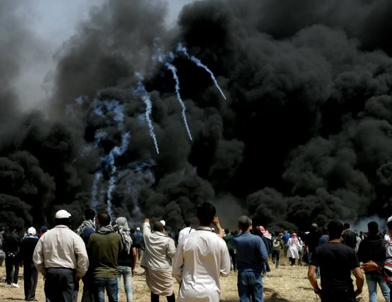 מפגינים מבעירים צמיגים ברצועת עזה