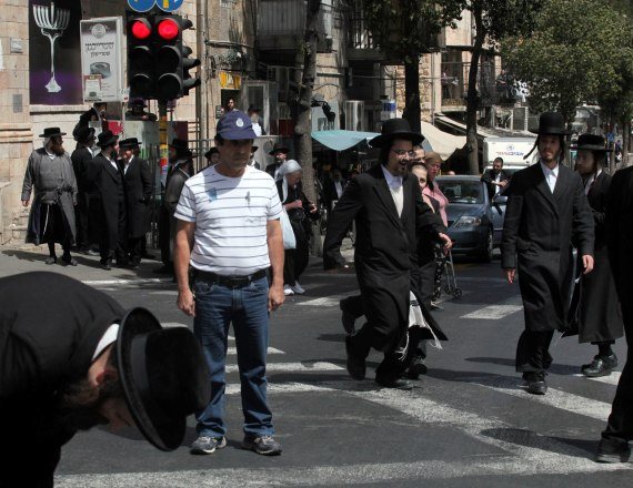 חרדים לא עומדים בצפירה