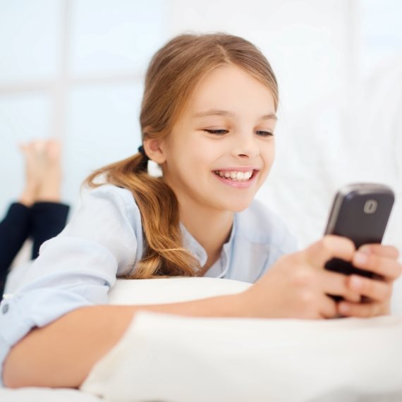 ילדה משתמשת בטלפון