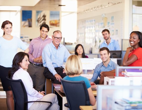 גברים ונשים בישיבה