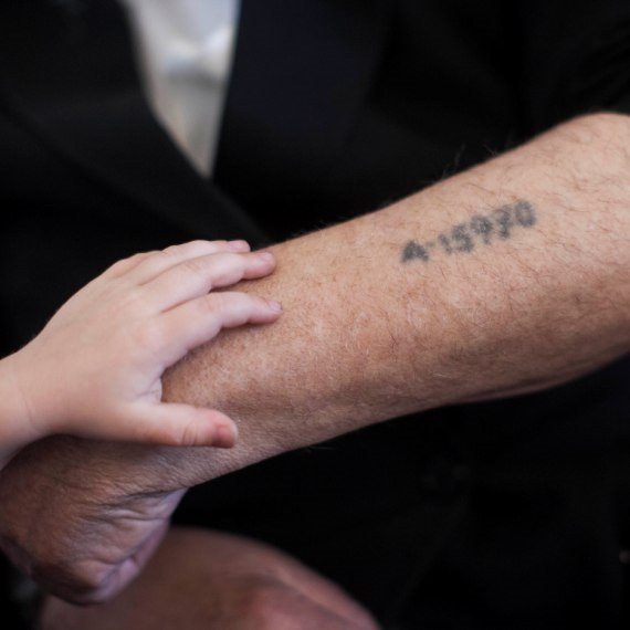 מספר החרוט על זרוע של ניצול שואה, אילוסטרציה