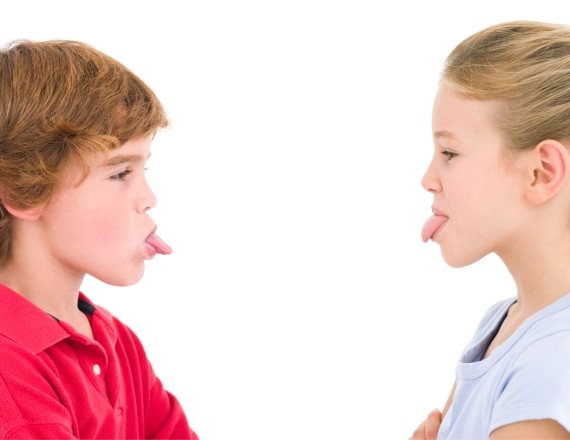 היא קוראת לו 'חנון' והוא קורא לה 'שמנה'