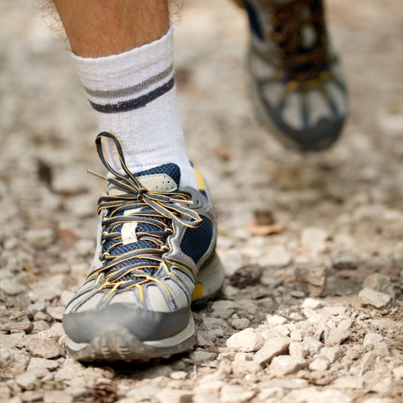 מומלץ ללכת כמה שיותר עם נעליים פתוחות ומאווררות"