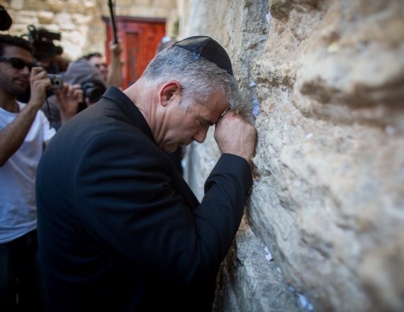 ח"כ יאיר לפיד מתפלל בכותל